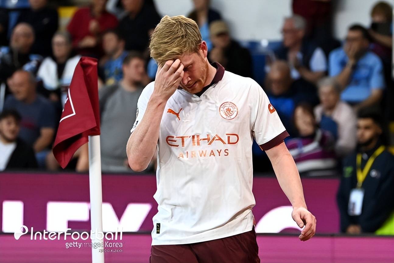 开云在线开户-德布劳内在巴塞罗那比赛中重返赛场，比赛局势复杂引发热议！全场沸腾不已-开云在线开户